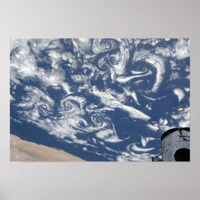 Cloud-Vortex-Straßen vor der Küste Poster (Vorne)