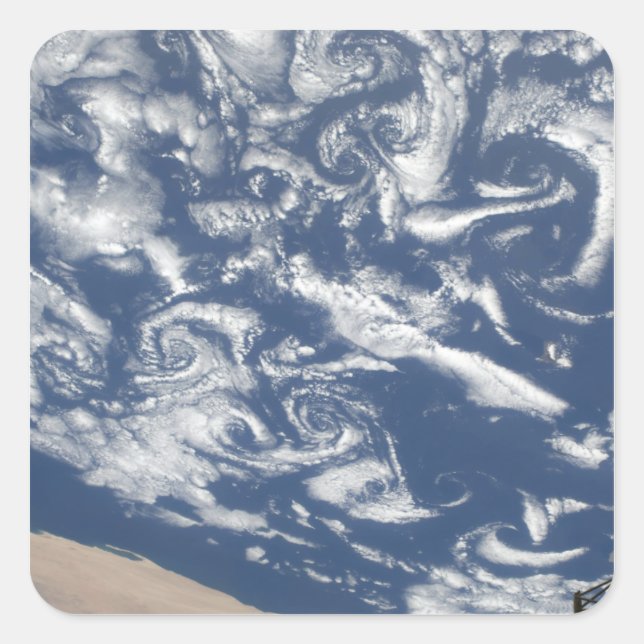 Cloud-Vortex-Straßen vor der Küste Quadratischer Aufkleber (Vorderseite)