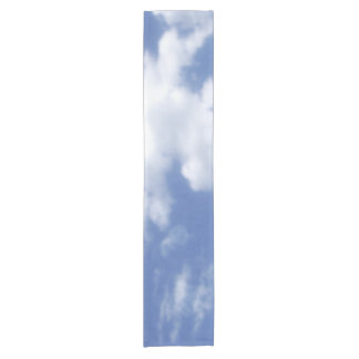 clouds in blue sky kurzer tischläufer