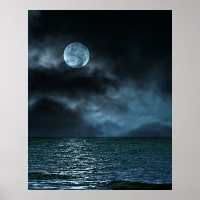 Cloudy Moon Shore in der Nacht Poster (Vorne)