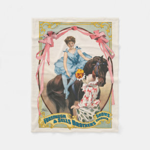 Clown überreicht einer Frau auf einem Pferd Blumen Fleecedecke
