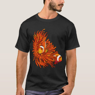 Clownfisch kuschelt mit seiner Anemone T-Shirt