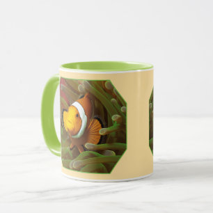 Clownfische im grünen Anemon. Fotografisches Desig Tasse