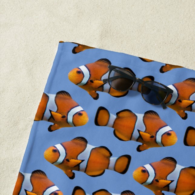 Clownfish Frenzy Beach Handtuch (blau) (Beispiel)