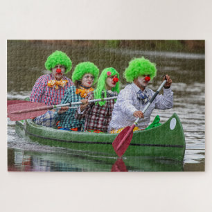 Clowns, die auf dem Fluss fahren.