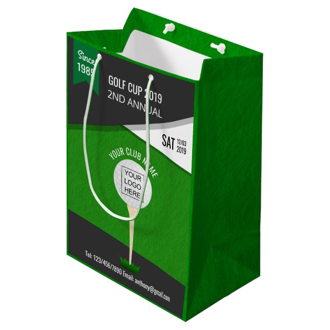 Club/Corporate Golf Turnier hinzufügen Logo und Fo Mittlere Geschenktüte (Vorderseite Schrägansicht)