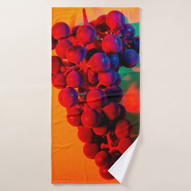 Cluster aus blauer Traube in orangefarbenem Neonli Badehandtuch (Badehandtuch)