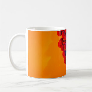 Cluster aus blauer Traube in orangefarbenem Neonli Kaffeetasse
