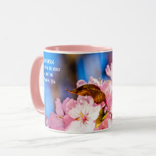 Cluster von rosa Kirschblüten, Blauer Himmel Tasse