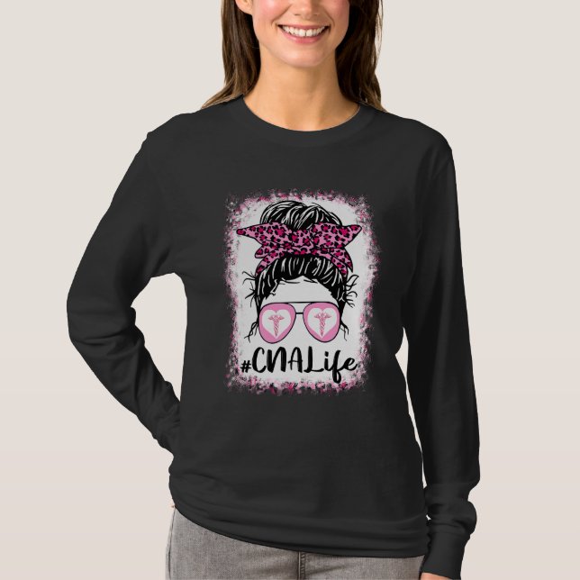 Cna Life Messy Bun Pink Leopard Bleached Nurse's D T-Shirt (Vorderseite)
