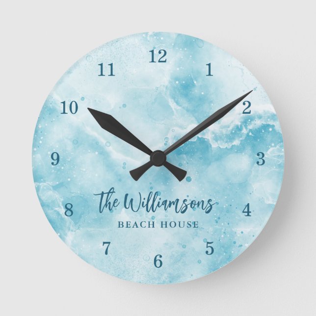 Coastal Aquamarin Blue Family Beach House Runde Wanduhr (Vorderseite)