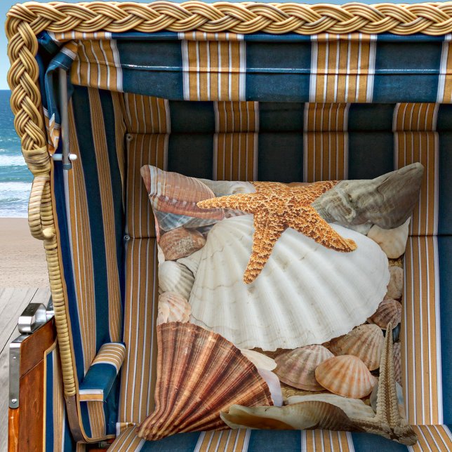 Coastal Beach House Shells Coussin (A modern design beach house pillow featuring shells and starfish)