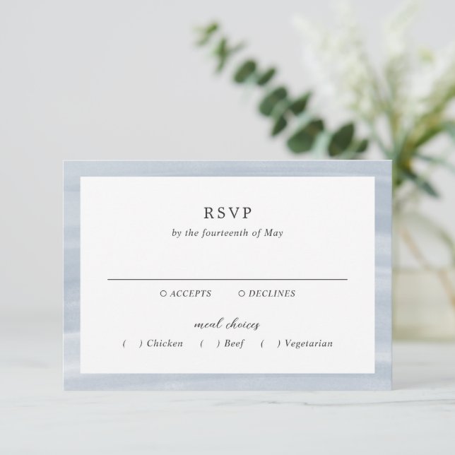 Coastal Chic Mute Blue Elegante Hochzeit RSVP Karte (Stehend Vorderseite)