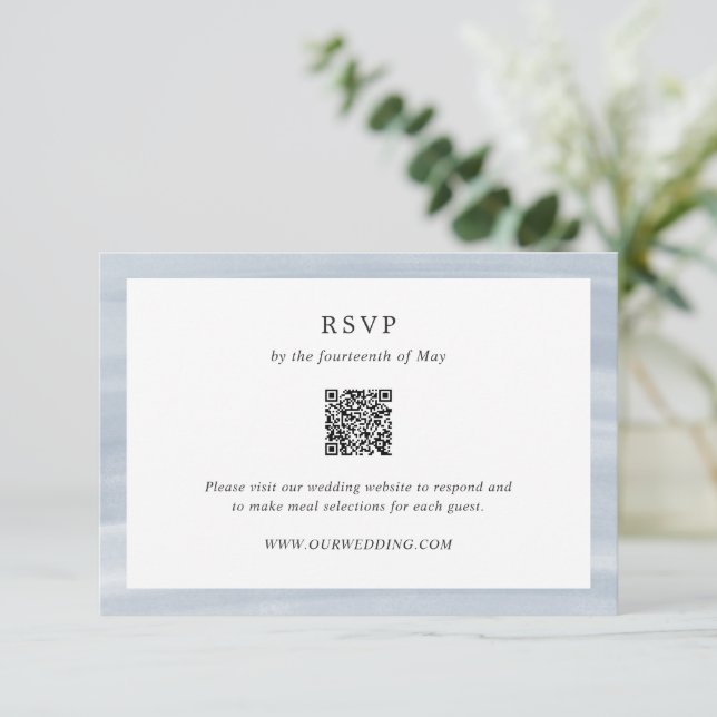 Coastal Chic Mute Blue QR Code Elegante Hochzeit RSVP Karte (Stehend Vorderseite)