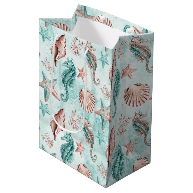 Coastal Chic | Pastelmuster Aquamarin und Korallen Mittlere Geschenktüte (Vorderseite Schrägansicht)