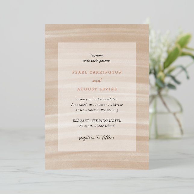 Coastal Chic Sandy Neutral Elegant Hochzeit Folieneinladung (Stehend vorne)