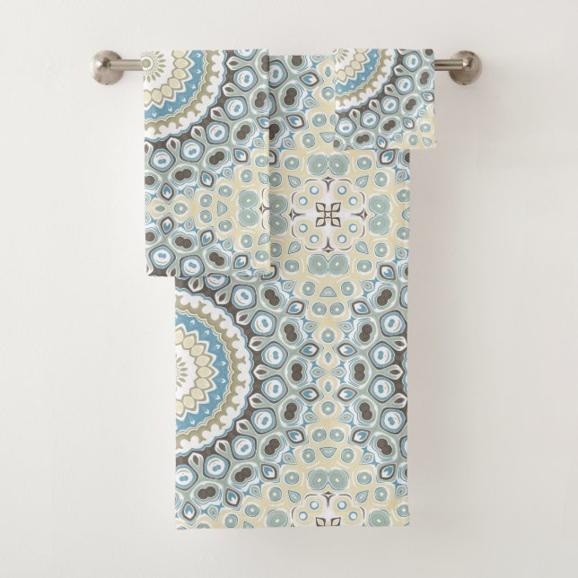 Coastal Mandala in Sand, Blau und Driftwood Tones Badhandtuch Set (Insitu)