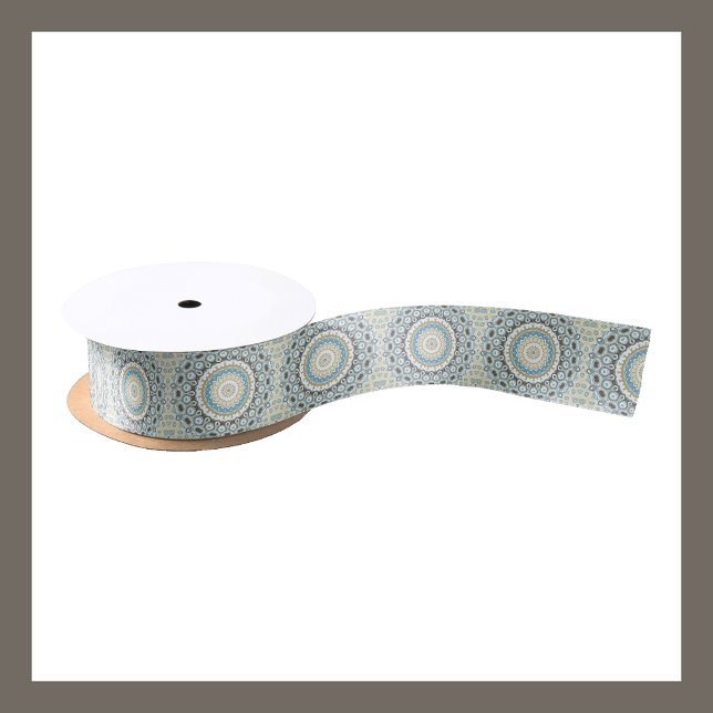 Coastal Mandala in Sand, Blau und Driftwood Tones Satinband (Von Creator hochgeladen)