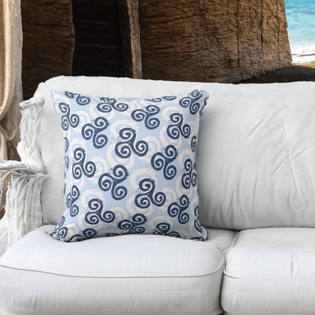 Coastal Nautica Blues Celtic Triskele Symbol Kissen (Von Creator hochgeladen)