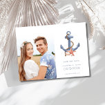 Coastal Nautical Foto Beach Hochzeit Save the Date Ankündigungspostkarte<br><div class="desc">Teilen Sie die Freude an Ihrer bevorstehenden Hochzeit am Strand mit unserer Postkarte für das Nautical Foto Wedding Save the Date. Dieses Design mit einem Wasseranker und Muschelschalen spiegelt den Geist Ihres Festes am Meer perfekt wider. Ein wunderschönes Foto des Ehepaares fügt eine persönliche und herzliche Touch hinzu. Ideal, um...</div>