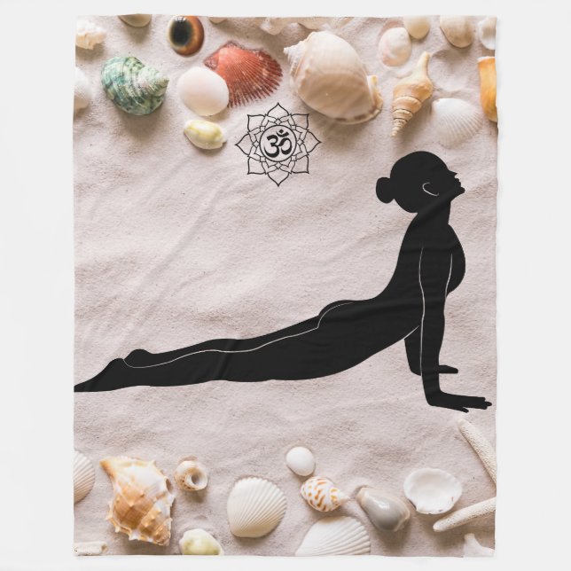 Coastal Serenity: Cobra Pose with Om Mandala Fleecedecke (Vorderseite)