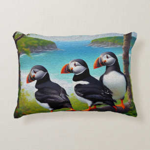 Coastal Trio: Drei Puffins am Strand in Oils Dekokissen