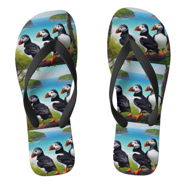 Coastal Trio: Drei Puffins am Strand in Oils Flip Flops (Fußbett)