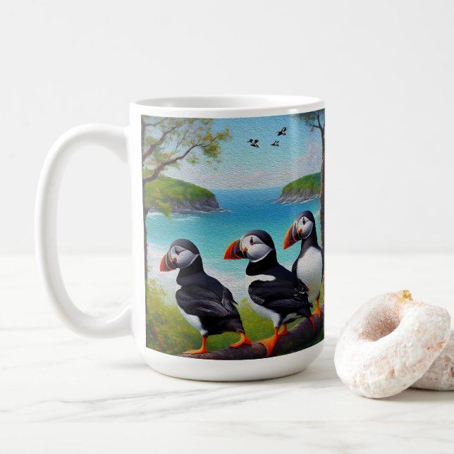 Coastal Trio: Drei Puffins am Strand in Oils Kaffeetasse (Mit Donut)
