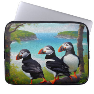 Coastal Trio: Drei Puffins am Strand in Oils Laptopschutzhülle