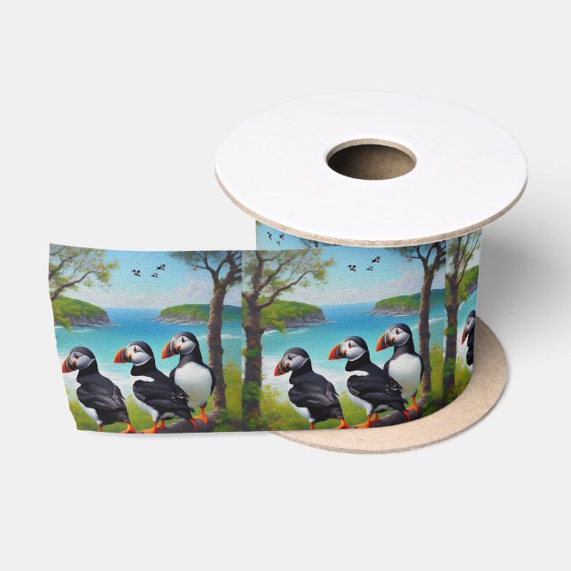 Coastal Trio: Drei Puffins am Strand in Oils Satinband (Spule)