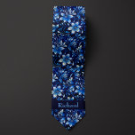 Cobalt Blue Floral Monogramm Krawatte<br><div class="desc">Mit unserem Cobalt Blue Floral Monogram Neck Tie schaffen Sie ein modernes und stilvolles Aussehen. Die lebendige kobaltblaue Farbe und das blumenmonogramm-Design machen es zu einer herausragenden Wahl. Verpassen Sie nicht die Gelegenheit, es mit unseren passenden Socken für ein komplettes Ensemble zu kombinieren.</div>