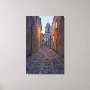 Cobbled Durchgang der alten Stadt leuchtete nachts Leinwanddruck