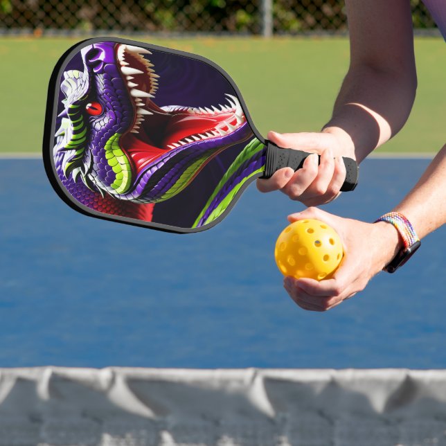 Cobra-Schlange mit lebhaften grünen und lila Waage Pickleball Schläger (InSitu)