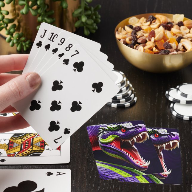 Cobra-Schlange mit lebhaften grünen und lila Waage Spielkarten (In Situ)