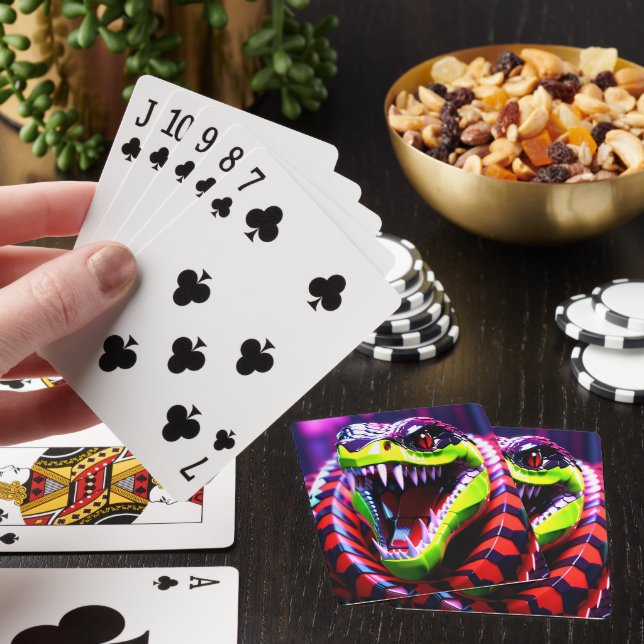 Cobra-Schlange mit limitierten grünen Lippen und r Spielkarten (In Situ)