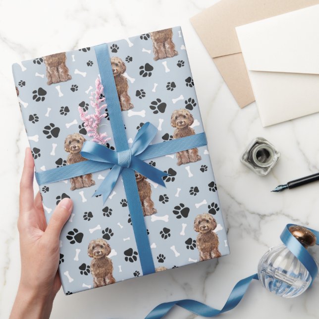 Cockapoo Dog Paw Print Pattern auf Silver Blue Geschenkpapier (Schenken)