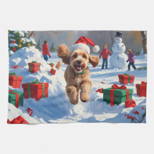 Cockapoo läuft im Schnee mit Weihnachtsmütze Geschirrtuch