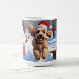 Cockapoo läuft im Schnee mit Weihnachtsmütze Kaffeetasse
