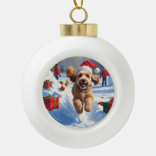 Cockapoo läuft im Schnee mit Weihnachtsmütze Keramik Kugel-Ornament