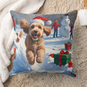 Cockapoo läuft im Schnee mit Weihnachtsmütze Kissen