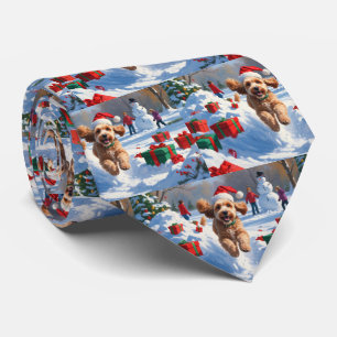 Cockapoo läuft im Schnee mit Weihnachtsmütze Krawatte