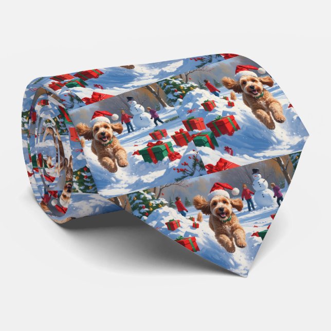Cockapoo läuft im Schnee mit Weihnachtsmütze Krawatte (Gerollt)