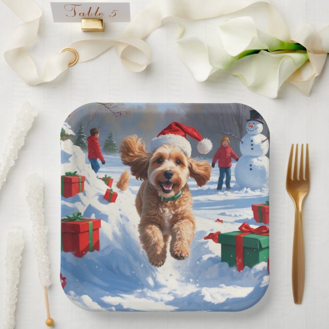 Cockapoo läuft im Schnee mit Weihnachtsmütze Pappteller (Hochzeit)