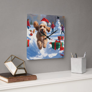 Cockapoo läuft im Schnee mit Weihnachtsmütze Quadratische Wanduhr