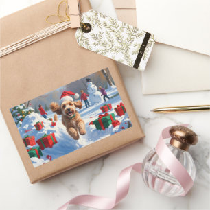 Cockapoo läuft im Schnee mit Weihnachtsmütze Rechteckiger Aufkleber