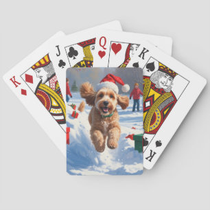 Cockapoo läuft im Schnee mit Weihnachtsmütze Spielkarten
