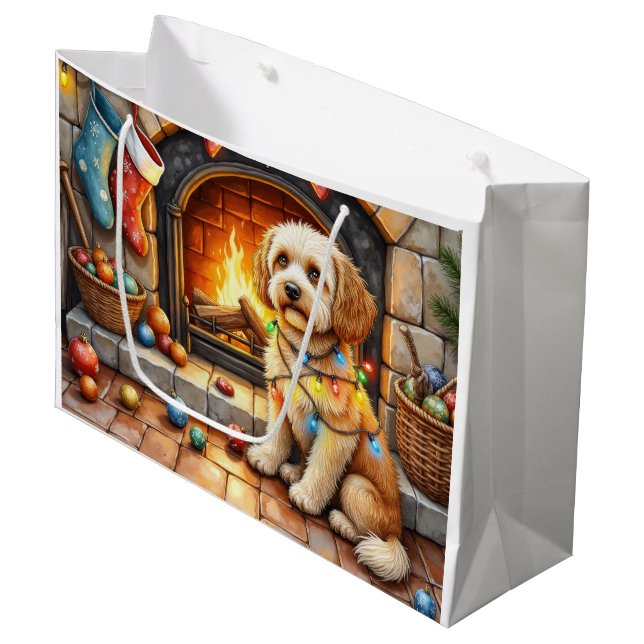 Cockapoo sitzt am Kamin mit Weihnachtslicht Große Geschenktüte (Vorderseite Schrägansicht)