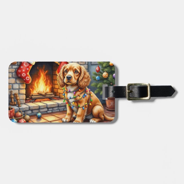 Cocker Spaniel am Kamin mit Weihnachtslichtern Gepäckanhänger (Vorderseite horizontal)