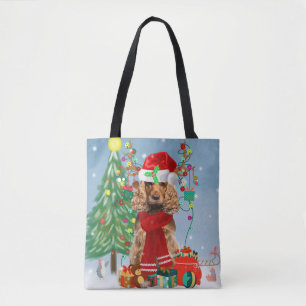 Cocker Spaniel Hund im Schnee mit Weihnachtsgesche Tasche