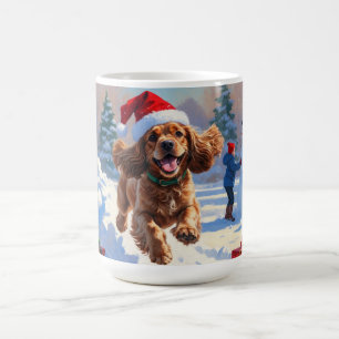 Cocker Spaniel läuft im Schnee mit Weihnachtsmütze Kaffeetasse